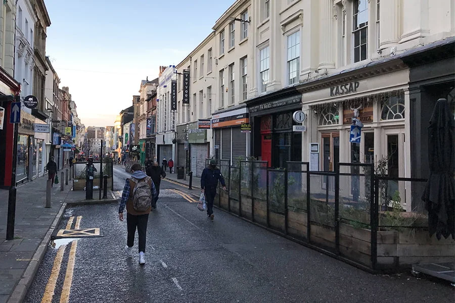 Bold Street in Liverpool City Centre has been closed to traffic as part of the ‘Liverpool Without Walls’ pilot scheme. It provided more space for people by utilising street furniture. It also installed ‘parklets’ over existing parking bays, to transform the street aesthetic and provide outdoor seating for cafes and restaurants.